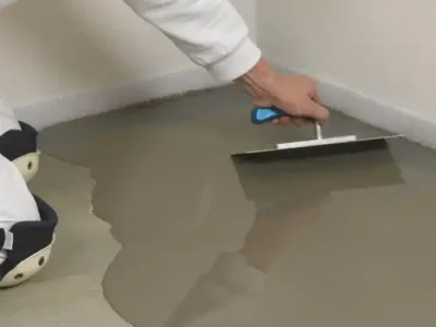 زیرسازی کفپوش اپوکسی با تراز کردن کف بتنی و اجرای ملات خودتراز در پروژه مسکونی