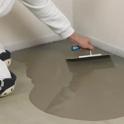 زیرسازی کفپوش اپوکسی با تراز کردن کف بتنی و اجرای ملات خودتراز در پروژه مسکونی